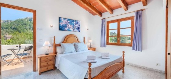 llorens_-_bedroom_1-1_2400x1600.jpg Book a villa holiday in Mallorca