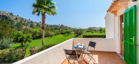 llorens_-_upper_terrace_01_2400x1600.jpg Book a villa holiday in Pollensa