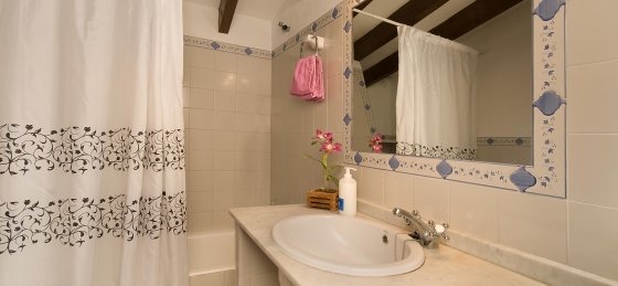 piedra_-_bathroom_1-1_2400x1600.jpg Villa holidays in Balearic Islands