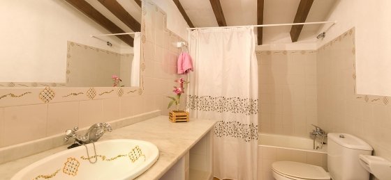 piedra_-_bathroom_2-1_2400x1600.jpg Book a villa in Balearic Islands