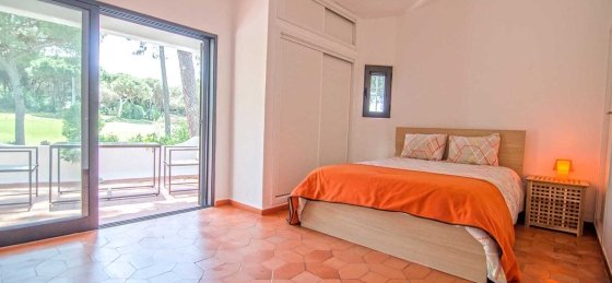 quarto_en-suite_no_1o_andar_-_1st_floor_en-suite_bedroom_.jpg Book a villa in Algarve