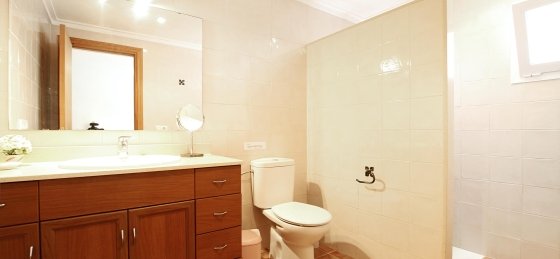 rei_vila_-_bathroom_1-1_2400x1600.jpg Villa rentals in Pollensa