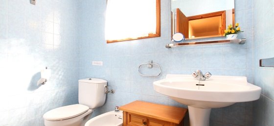 rei_vila_-_bathroom_2-1_2400x1600.jpg Villa holidays in Pollensa