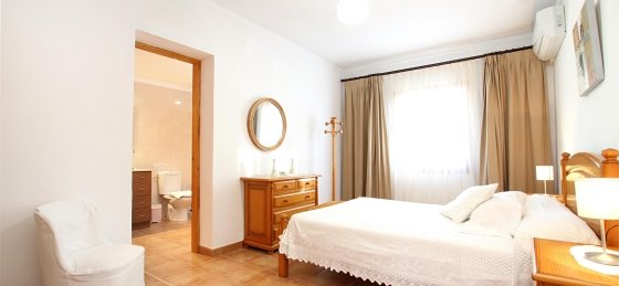 rei_vila_-_bedroom_1-1_2400x1600.jpg Villa rentals in Pollensa
