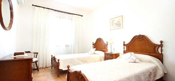 rei_vila_-_bedroom_3-1_2400x1600.jpg Villa in Spain to rent