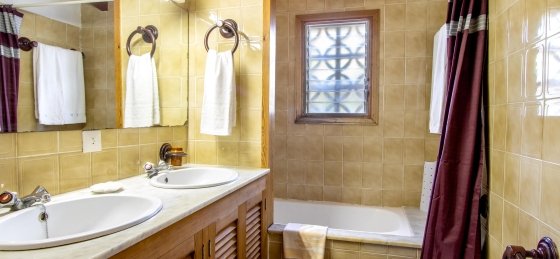 rosa_-_bathroom_2-1_2400x160018.jpg Book a villa in Spain