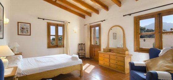 varella_-_bedroom_1-1_2400x1600.jpg Villa holidays in Pollensa
