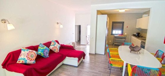 zona_de_estar_e_jantar_com_cozinha_open_space_-_open_space_kitchen_and_living_area.jpg Book a villa in Vilamoura