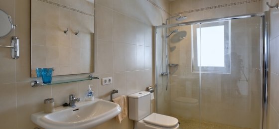 bathroom_2.jpg Book a villa holiday in Puerto del Carmen