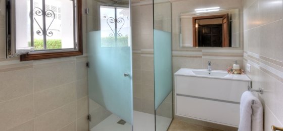 dos_pinos_new_shower_rooms_3.jpg Villa rentals in Spain