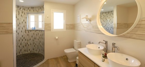juliet-bathroom-1b.jpg Holiday villas in Spain