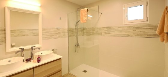 juliet-bathroom-4b.jpg Book a villa holiday in Spain