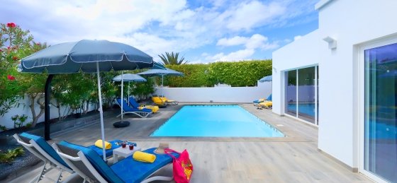juliet-outside-new-pool-6.jpg Holiday home in Lanzarote villa booking