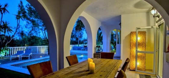 villa-essbereich-abend.jpg Villa holidays in Marbella