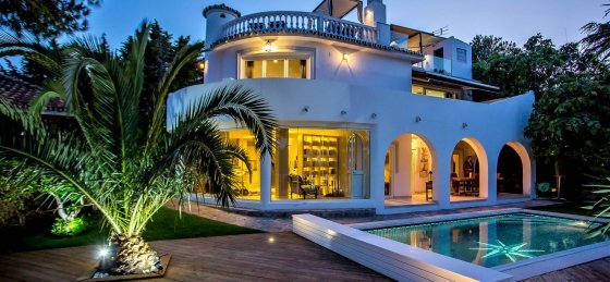 villa-mit-pool-abend.jpg Holiday home in Marbella villa booking