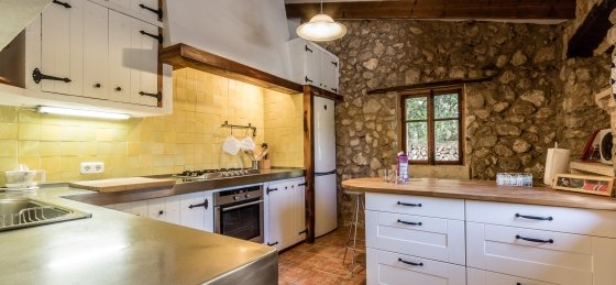 a_amengual_-_kitchen_1_2400x1600sf17.jpg Book a villa holiday in Mallorca