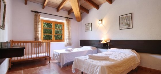 caragola_-_bedroom_2-1_2400x1600.jpg Villa in Mallorca to rent