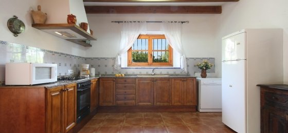 caragola_-_kitchen_1_2400x1600.jpg Book a villa holiday in Mallorca
