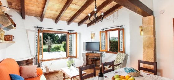 juanito_-_saloon_dining_room_02.jpg Book a villa in Mallorca