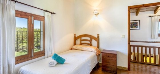 marina_nova_-_bedroom_2-2_2400x1600.jpg Book a villa in Spain