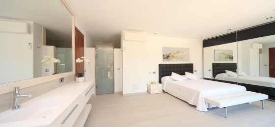 cavall_-_bedroom_1-1_2012_2400x1600.jpg Villa holidays in Balearic Islands