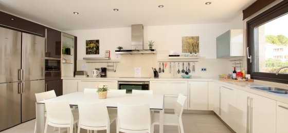 cavall_-_kitchen_01_2023_2400x1600.jpg Book a villa holiday in Balearic Islands