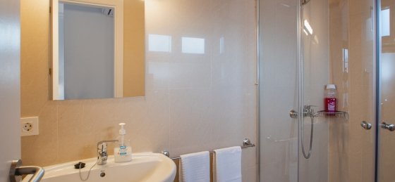 villa_vista_reina_-_bathroom1.jpg Book a villa in Spain