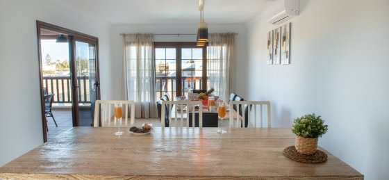 villa_vista_reina_-_dining_table1.jpg Villa holidays in Lanzarote