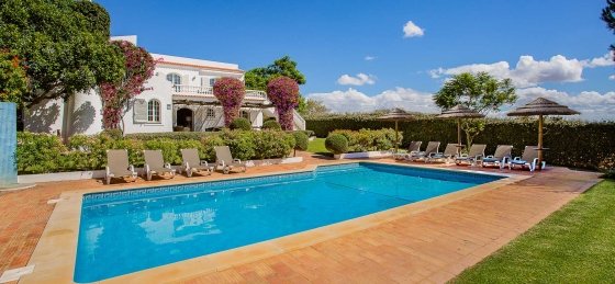 family-pool-beach-house-in-albufeira-with-huge-garden-tripwix-pt-0010.jpg Villa in Algarve to rent