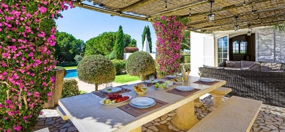 family-pool-beach-house-in-albufeira-with-huge-garden-tripwix-pt-0020.jpg Villas in Portugal