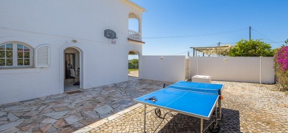 family-pool-beach-house-in-albufeira-with-huge-garden-tripwix-pt-0240.jpg Villa in Portugal to rent