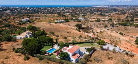 family-pool-beach-house-in-albufeira-with-huge-garden-tripwix-pt-0260.jpg Villa rentals in Portugal